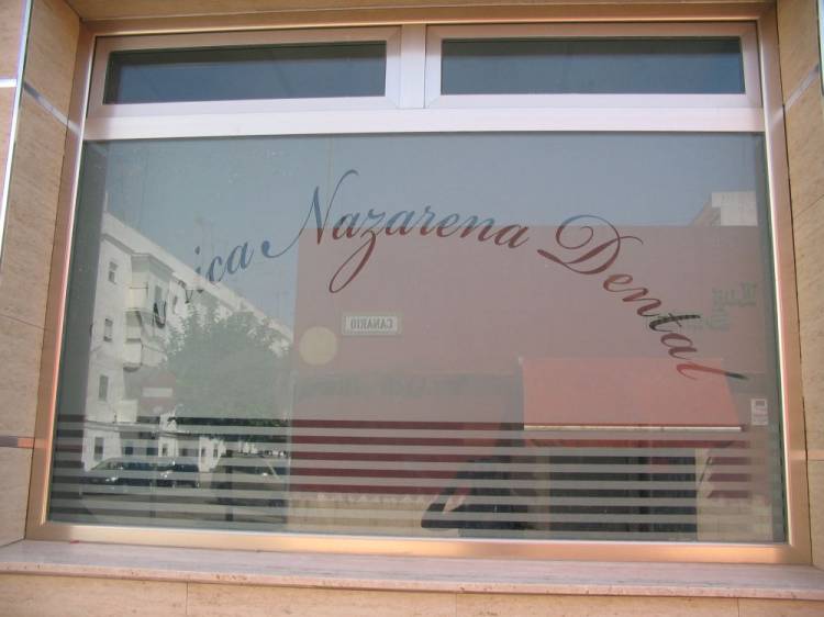 Clínica Dental Nazarena. Rotulación de vinilos en Dos Hermanas Sevilla