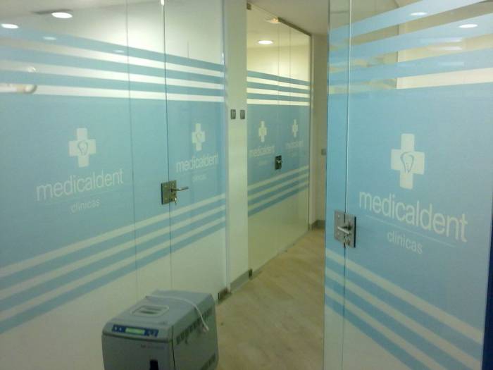 Cl&iacute;nicas Medicaldent Avda. Diagonal Barcelona.  Rotulaci&oacute;n de vinilos al &aacute;cido