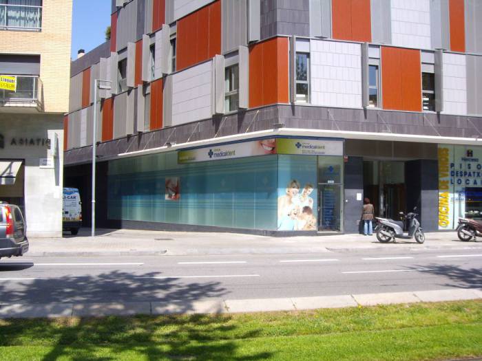 Cl&iacute;nicas Medicaldent Avda. Diagonal Barcelona.  Rotulaci&oacute;n de vinilos en impresi&oacute;n digital y al &aacute;cido