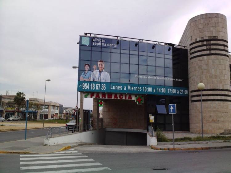 Cl&iacute;nicas S&eacute;ptima Dental Ciudad Expo. Rotulaci&oacute;n de vinilos en Sevilla