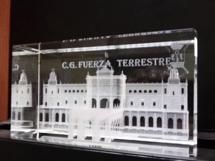 Cuartel General de la Fuerza Terrestre Cubo trofeo  cristal al l&aacute;ser