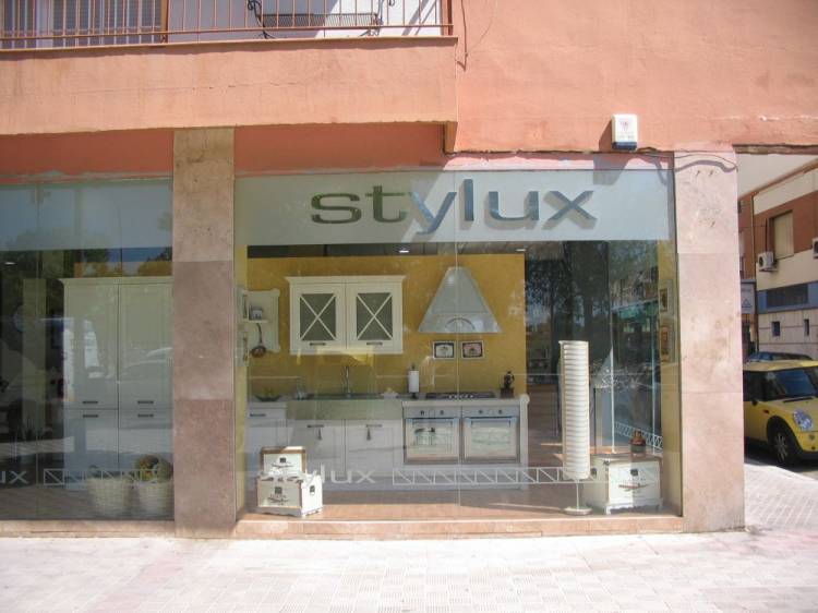 Decoración en ácido y letras corpóreas Stylux. Rotulación de vinilos en Sevilla