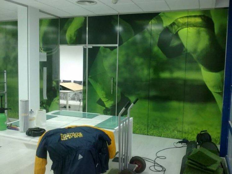 Decoración interior Promosport Sevilla. Rotulación en vinilos para fotomural