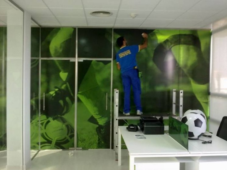 Decoración interior Promosport Sevilla. Rotulación en vinilos para fotomural