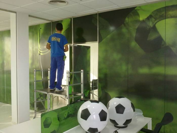 Decoraci&oacute;n sobre cristal Promosport Sevilla.  Rotulaci&oacute;n de vinilos en impresi&oacute;n digital