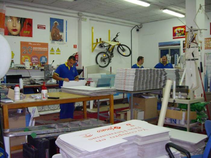 Fenaco Dos Hermanas Sevilla. Parasoles de cartón serigrafiados.