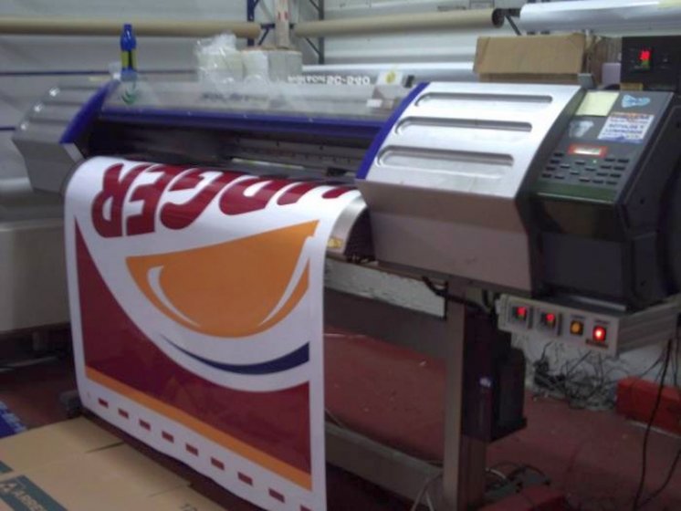 Impresión digital sobre vinilo. Burguer King Camas para Monoposte Sevilla