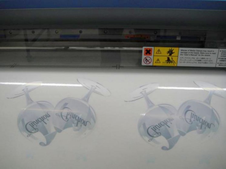 Impresión digital en vinilo electroestático + reserva blanca ( vinilo reutilizable )