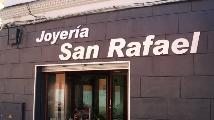 Joyer&iacute;a San Rafael r&oacute;tulo PVC+Acero inox. Sevilla