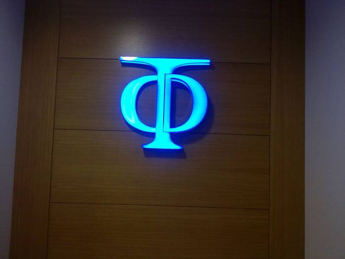 Logo Rótulo en metacrilato en 3D con iluminación por led. Sevilla
