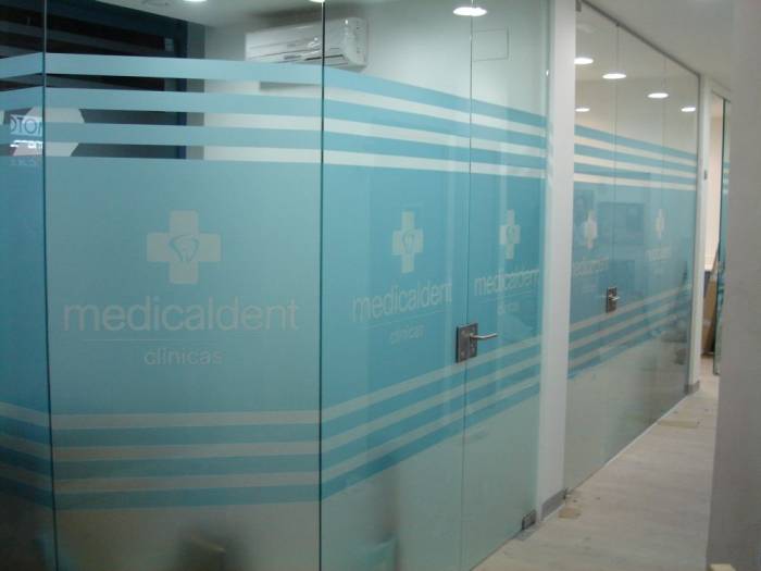Medicandent San Sebastián. Rotulación de vinilos al ácido.