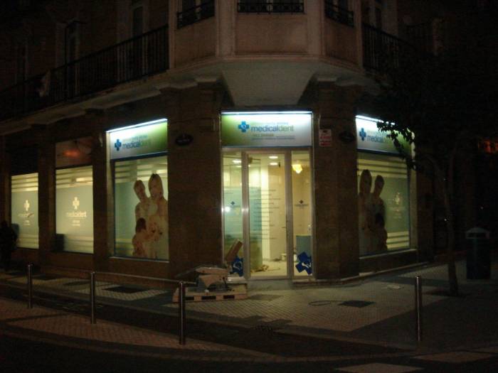 Medicandent San Sebastián. Rotulación de vinilos en impresión digital y al ácido