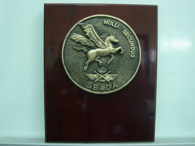 Metopa en madera y anagrama o escudo fundici&oacute;n . Metopa Seada Sevilla