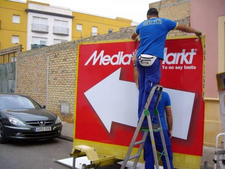Remolque publicitario est&aacute;tico valla m&oacute;vil  Media-markt Aljarafe Sevilla