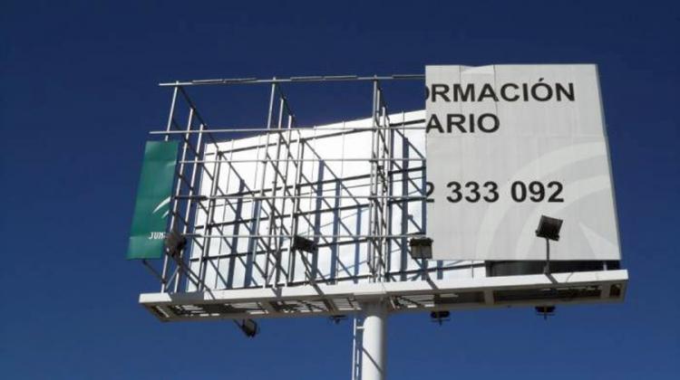 Restauraci&oacute;n y mantenimiento de rotulaci&oacute;n y panelado monopostes Autov&iacute;a A-92