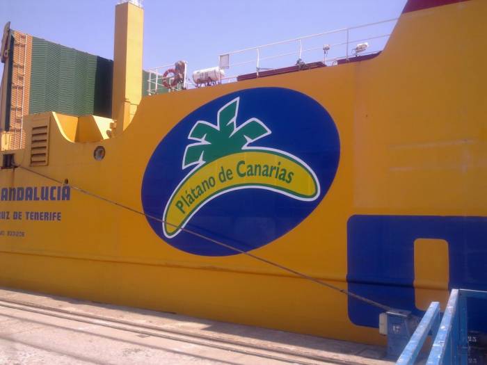 Rotulación con vinilos especiales para el mar. Barco, Buque, Plátano de Canarias. puerto de Sevilla