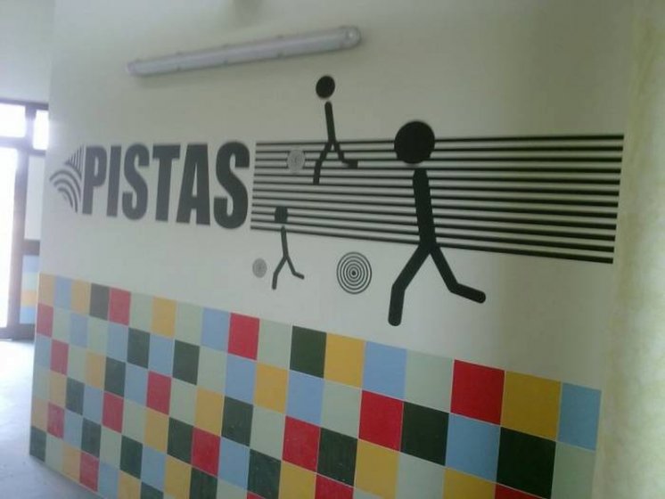 Rotulación fotomural en vinilo. Complejo deportivo Entre Núcleos ( trabajo para Vudú Comunicación )