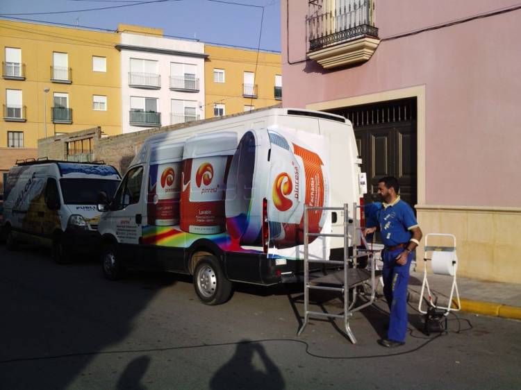 Rotulación de furgón integral en vinilos en impresión digital fundido. Pinturas Pinresa Sevilla.