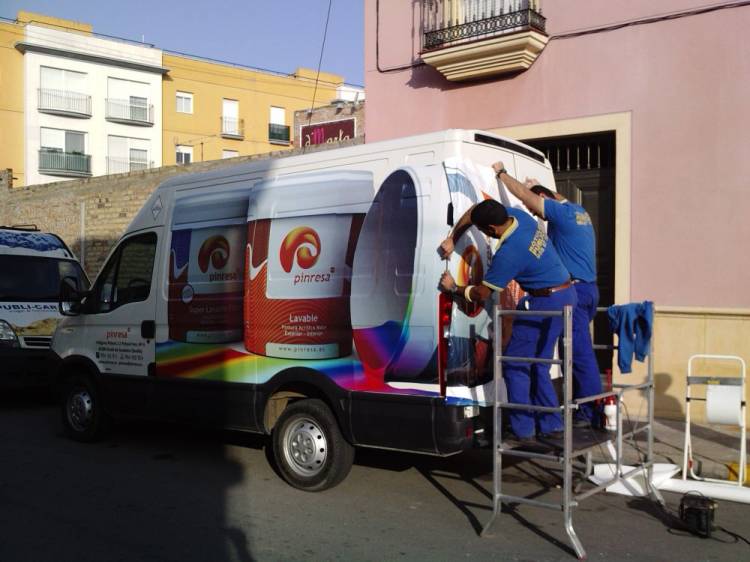 Rotulaci&oacute;n de furg&oacute;n integral en vinilos en impresi&oacute;n digital fundido. Pinturas Pinresa Sevilla.