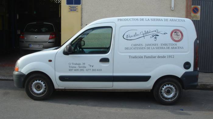 Rotulación de furgoneta en vinilo de corte. Abuelo Galdámez jamones y carnes. Sevilla