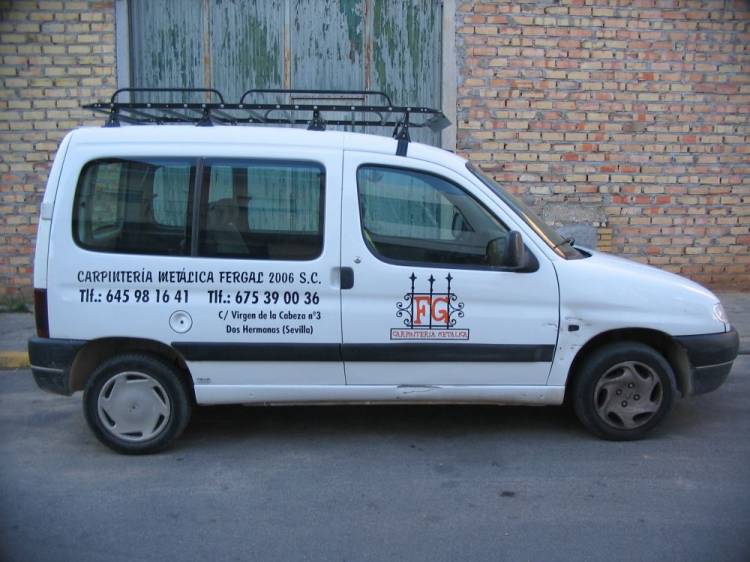Rotulación de furgoneta en vinilo de corte. Carpintería Metálica Fergas SL Dos Hermanas Sevilla