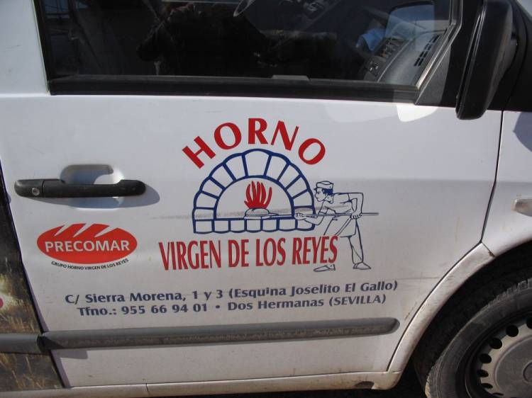 Rotulaci&oacute;n de furgoneta en vinilo de corte. Horno Virgen de los Reyes Dos Hermanas Sevilla