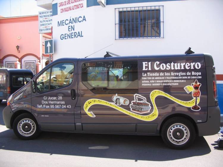 Rotulación de furgoneta en vinilo de corte e impresión digital. El Costurero Dos Hermanas Sevilla 