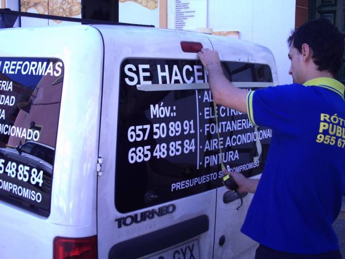 Rotulación de furgoneta en vinilo de corte e impresión digital. Reformas Dos Hermanas Sevilla