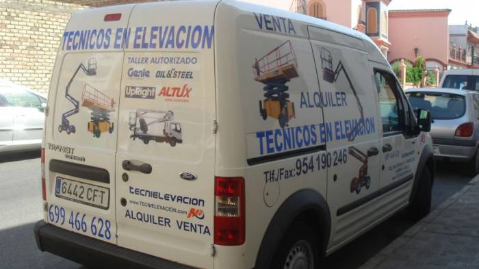 Rotulación de furgoneta en vinilo de corte e impresión digital. Tecnielevación Sevilla