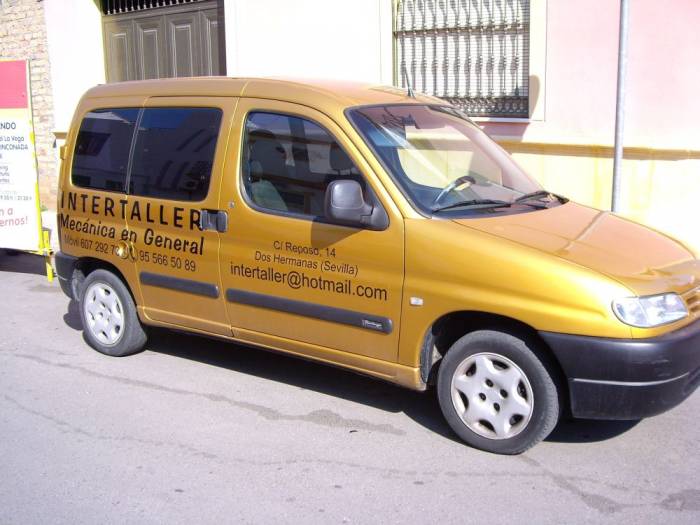 Rotulación de furgoneta en vinilo de corte. Intertaller Dos Hermanas Sevilla