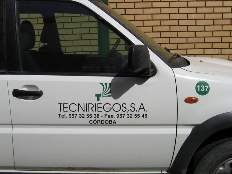 Rotulación de furgoneta en vinilo de corte.Tecniriegos SA Dos Hermanas Sevilla