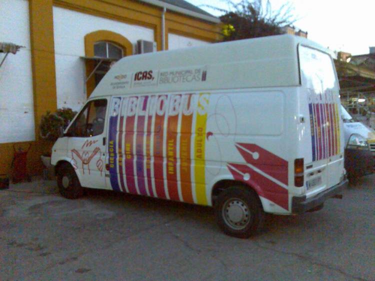 Rotulaci&oacute;n integral de furgoneta en vinilo en impresi&oacute;n digital fundido.  Bibliobus Ayuntamiento de Sevilla