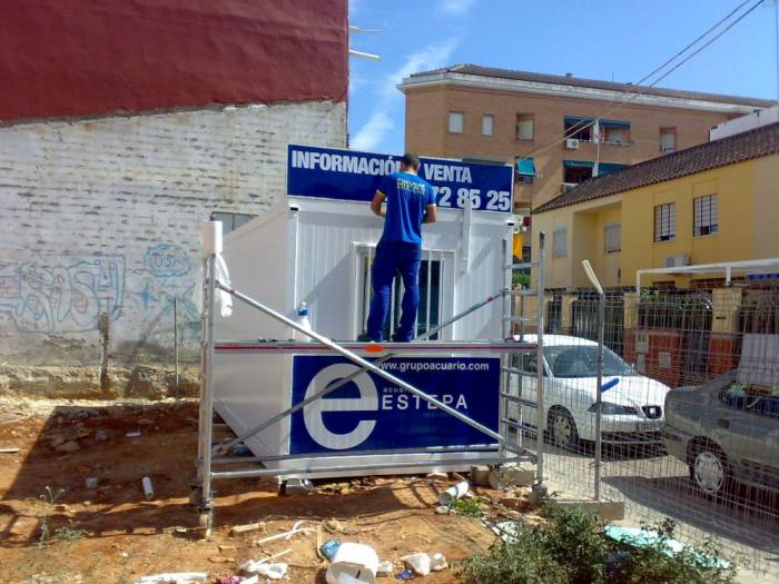 Rotulaci&oacute;n en vinilo de caseta de ventas Grupo Acuario Dos Hermanas Sevilla