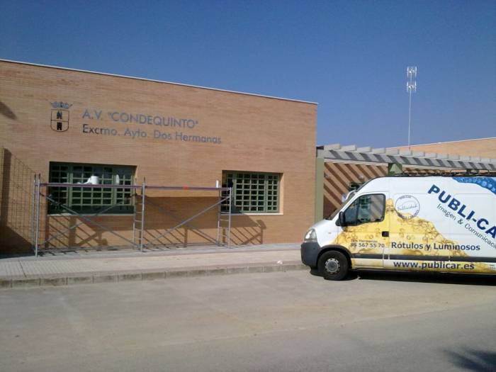 R&oacute;tulo acero inox recortado. Asociaci&oacute;n de Vecinos Condequinto Dos Hermanas Sevilla