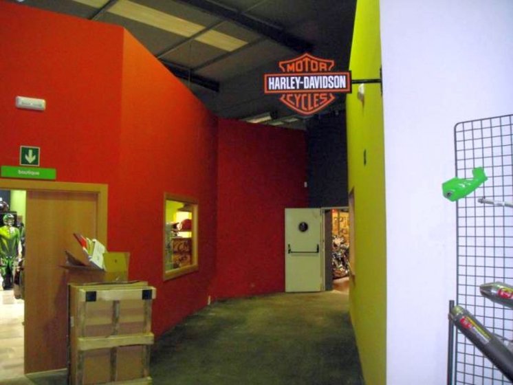 Rótulo Banderola luminosa corpórea.Talleres de Kawasaki Green y Harle Dadvison Sevilla