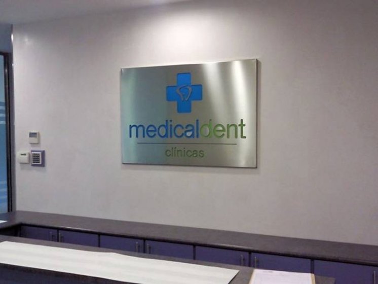 Rótulo Caja en acero inox + metacrilato Medicaldent José Laguillo Sevilla
