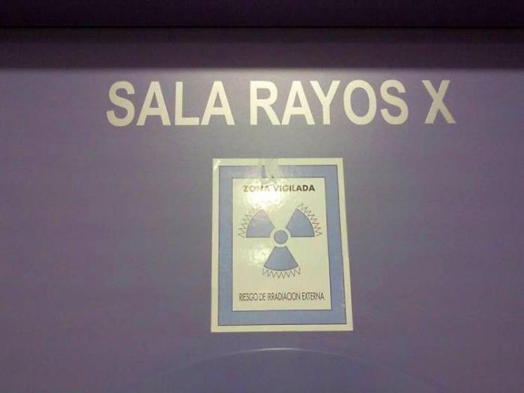 R&oacute;tulo cartel Cl&iacute;nicas Medicaldent Jos&eacute; Laguillo. Se&ntilde;alizaci&oacute;n reglamentada.