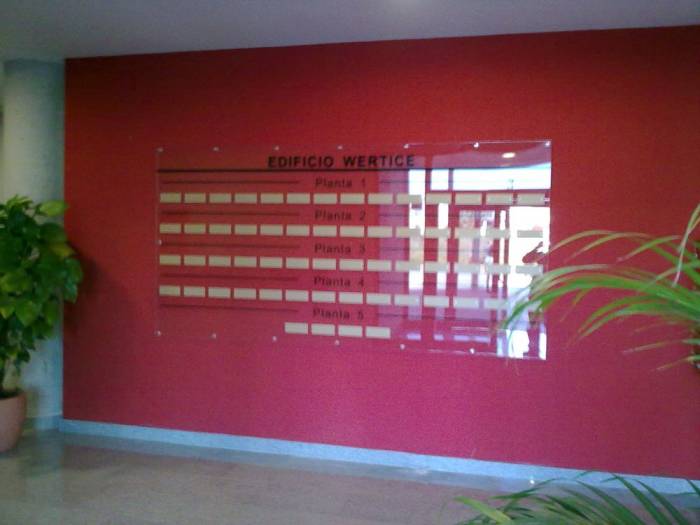 Rótulo cartel con rotulación Edificio Wertice Dos Hermanas Sevilla