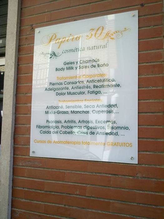 Rótulo cartel con rotulación Papiro 30 Bellavista Sevilla