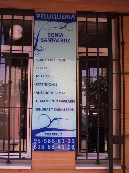 Rótulo cartel con rotulación Peluquería Sonia Santacruz Sevilla
