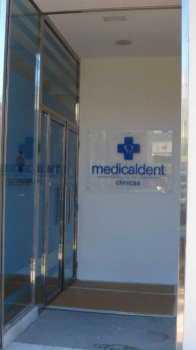 Rótulo cartel con rotulación Placa Medicaldent Sevilla, texto fresado en metacrilato de 8 mm