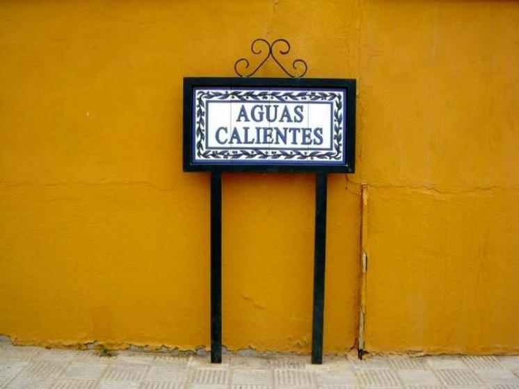R&oacute;tulo cartel Ferrovial-Agroman. Se&ntilde;alizador calle en azulejo + Herraje. Sevilla
