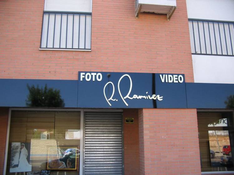 R&oacute;tulo cartel Foto y Video R. Ramirez. Dos Hermanas Sevilla