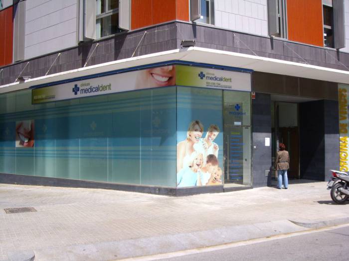 R&oacute;tulo cartel luminoso Luminaria. Cl&iacute;nicas Medicaldent Avda. Diagonal Barcelona