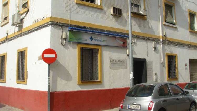 R&oacute;tulo cartel luminoso Luminaria. Cl&iacute;nicas Medicaldent Bda. San Salvador Sevilla