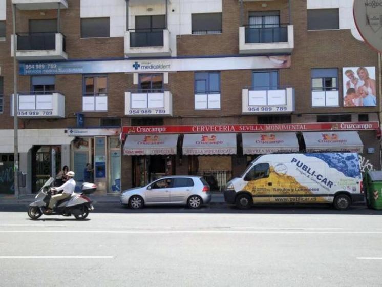 R&oacute;tulo cartel luminoso Luminaria Cl&iacute;nicas Medicaldent Jos&eacute; Laguillo Sevilla