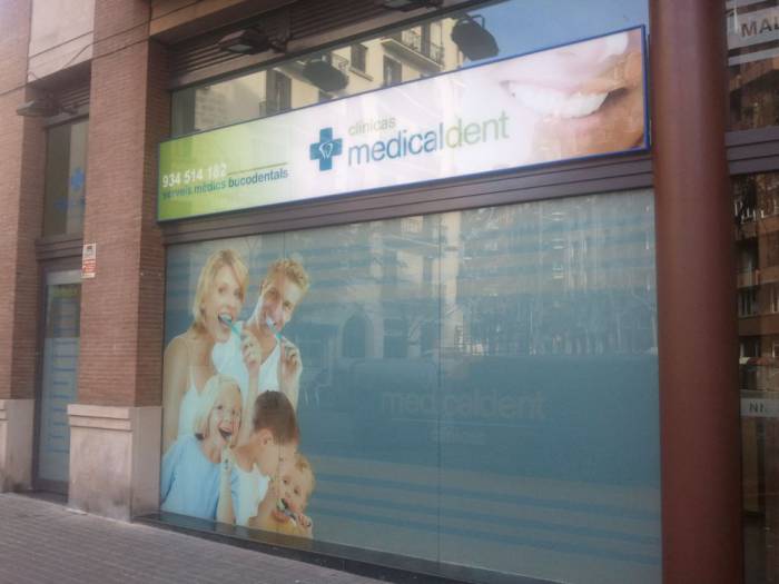R&oacute;tulo cartel luminoso Luminaria. Cl&iacute;nicas Medicaldent C/ Mallorca Barcelona