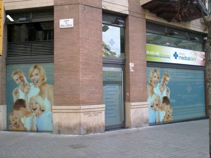 R&oacute;tulo cartel luminoso Luminaria. Cl&iacute;nicas Medicaldent C/ Mallorca Barcelona