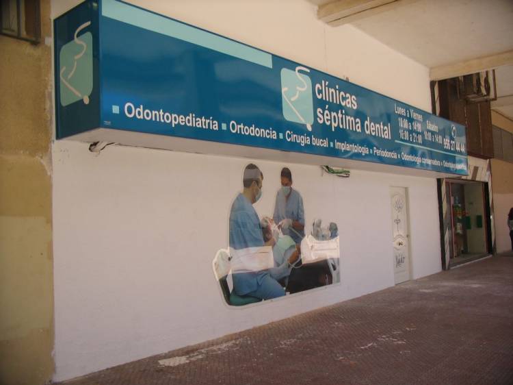 R&oacute;tulo cartel luminoso Luminaria. Cl&iacute;nicas S&eacute;ptima C&aacute;diz ( parte de trasera )