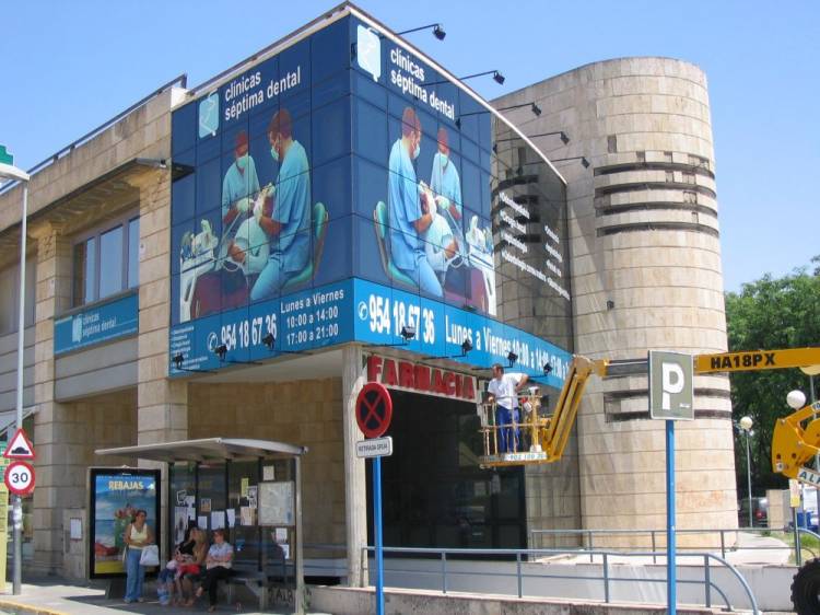 R&oacute;tulo cartel luminoso Luminaria. Cl&iacute;nicas S&eacute;ptima Dental Ciudad Expo Sevilla